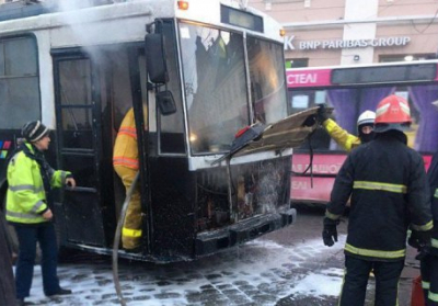В Черновцах загорелся троллейбус с пассажирами внутри