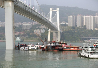 В Китае автобус упал в реку из-за драки водителя и пассажирки: погибли 13 человек