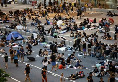 В Гонконге начались переговоры между властью и митингующими