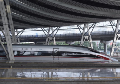 У Китаї запускають поїзд зі швидкістю 350 км/год