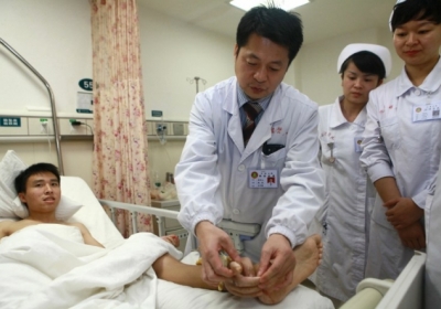 Китайські лікарі врятували чоловіку відірвану руку, пришивши її до ноги 