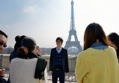 Китайські туристи в Парижі. Фото: cheap-trip.eu.