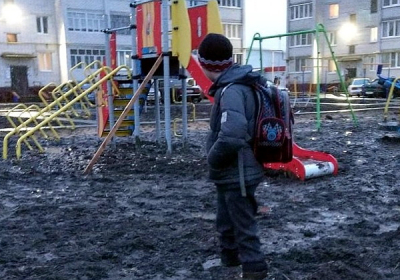 В России школьник чуть не утонул в грязи на детской площадке, - ВИДЕО