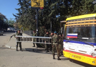 В Крыму неизвестные напали на Меджлис: избили женщин, находившихся в здании, - фото