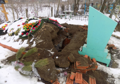 Вандалы на кладбище в Одесской области разрыли могилу и устроили посиделки рядом с гробом