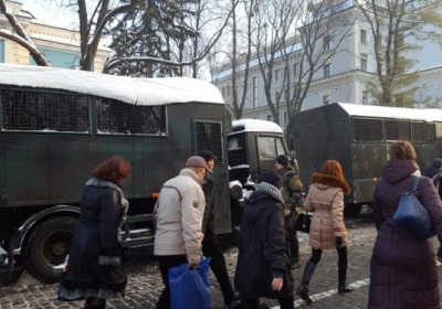 В Киеве на улице Институтской поставили забор и металлоискатели в ожидании акций