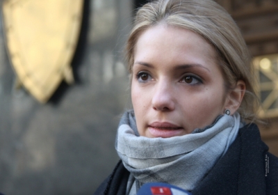 Тимошенко-молодша каже, що тюремники брешуть: вчора ввечері жодної застуди у мами не було