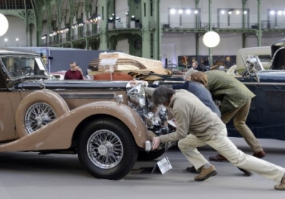 Ретрошик: у Парижі триває виставка вінтажних автомобілів