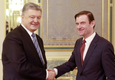 Порошенко и Гейл обсудили вопрос освобождения захваченных РФ украинских моряков и политзаключенных
