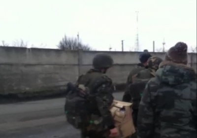 Дніпропетровські десантники, яких не пустили у Київ пересідають на вантажні автомобілі, - трансляція