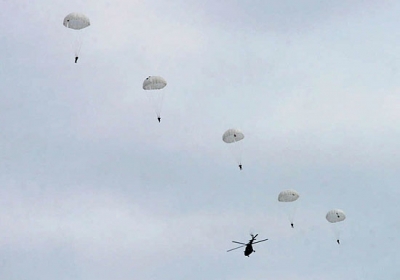 У Росії зникли три десантника після навчальних стрибків з парашутом