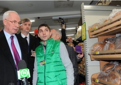 Після візиту у супермаркет Азаров і далі думає, що хліб не подорожчав 