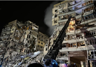 У Дніпрі від удару російської ракети по житловому будинку 5 загиблих, людей знімають кранами зі зруйнованих поверхів