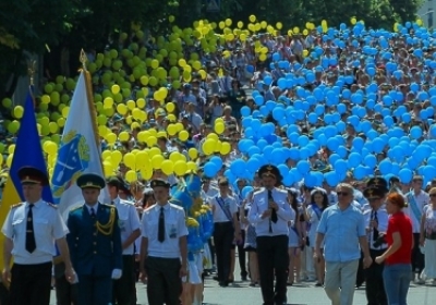 В Днепропетровске около семи тысяч выпускников школ запускают в небо цветные шарики