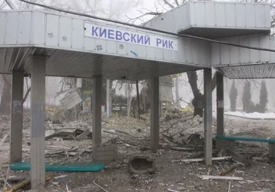 В Донецке снаряд попал в остановку: минимум один погибший, - видео