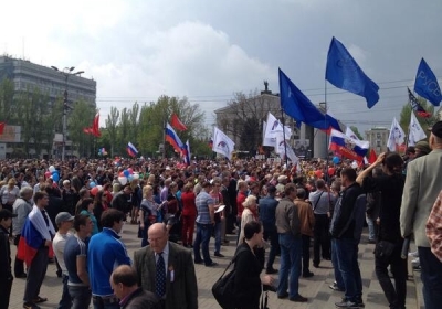 Сторонники самопровозглашенной ДНР несанкционировано празднуют в Донецке 1 мая, - фото