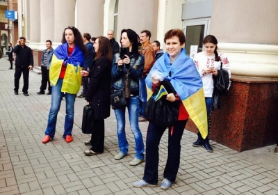 Дончане провели акцию в защиту украинского флага