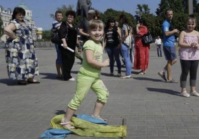 24 августа 2014 девочка в центре Донецка растоптала флаг Украины. Фото: rakurs.pl.ua