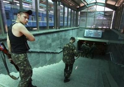 В Донецке боевики разгуливают по железнодорожному вокзалу 