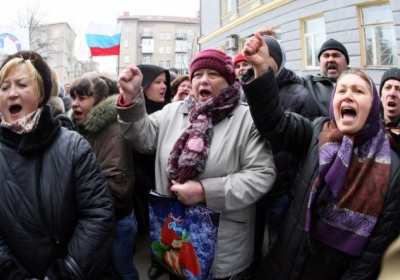 Проросійські активісти перед обласною адміністрацією в Донецьку 3 березня 2014. Фото: AFP