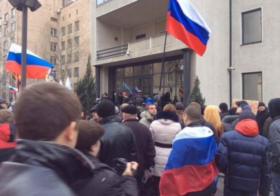 Після штурму СБУ проросійські мітингувальники в Донецьку відправились пікетувати офіс Тарути