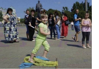 Донецк не виноват. Не надо свою ненависть и благородную ярость направлять на ту девочку, что танцует на украинском флаге