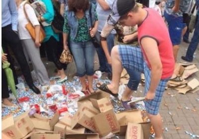 В Донецке топтали конфеты Порошенко, чтобы защитить детей, - фото 