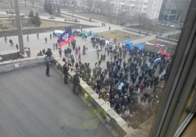 Люди із російськими прапорами виламують двері Донецької ОДА