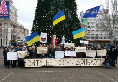 Активистов Евромайдана в Донецке забросали яйцами - фото, видео