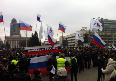 В центре Донецка проводят митинг в поддержку губернатора и России, - фото, видео