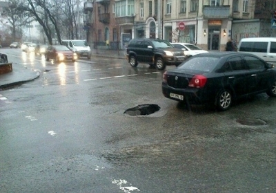 На дороге в Киеве провалился асфальт