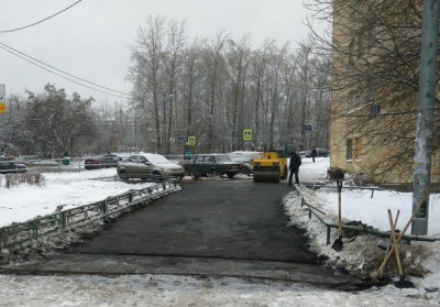 В Росії комунальники прибирають сніг з доріг разом з асфальтом, - ВІДЕО