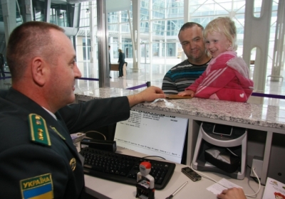 Виїжджаючи за кордон, українці все частіше забирають із собою сім