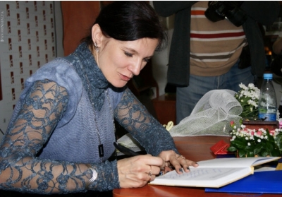 Леся Олендій роздає автографи під час презентації. Фото: iPress.ua
