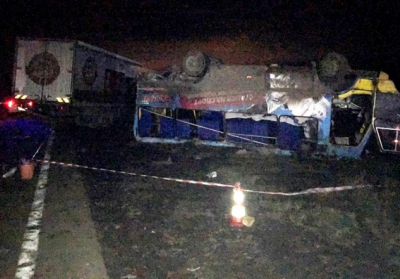 У Херсонській області вантажівка врізалася в пасажирський автобус, є постраждалі