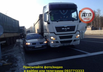 Под Киевом произошло масштабное ДТП с шестью автомобилями