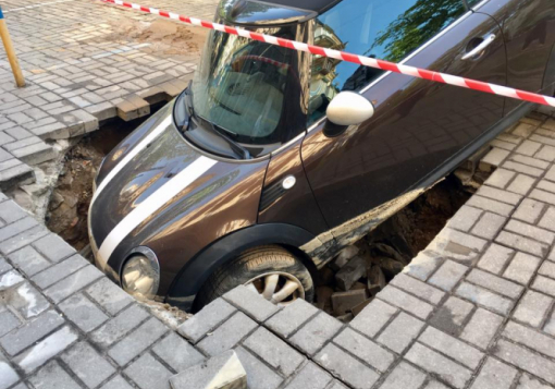 Авто провалилося в яму у центрі Києва