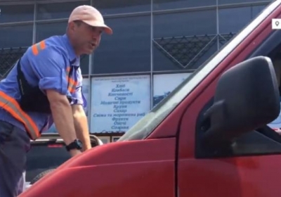 В Киеве водитель телеканала Ахметова провез на капоте парковщика, - ВИДЕО