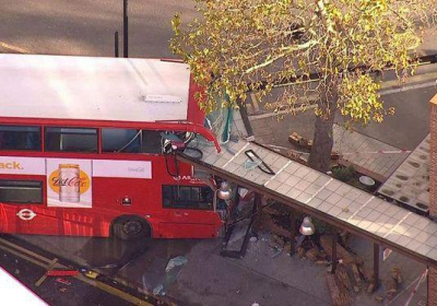 В результате аварии двухэтажного автобуса в Лондоне пострадали 20 человек