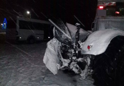 На Сумщине микроавтобус столкнулся с снегоуборочным трактором: есть пострадавшие