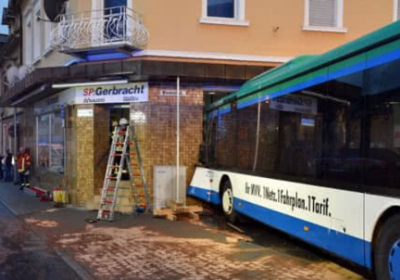 В Германии школьный автобус врезался в стену дома: более 40 пострадавших