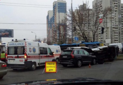 У Києві зіткнулися джип і мікроавтобус, є постраждалі