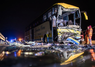 У Німеччині автобус зіткнувся з вантажівкою: водій загинув, ще 17 осіб постраждало