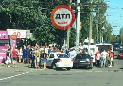 У Києві автомобіль в'їхав у натовп людей, є потерпілі

