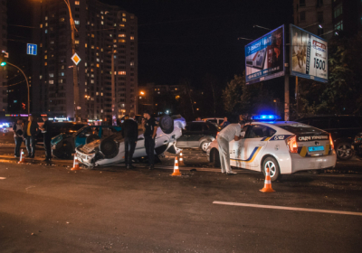 В Киеве водитель, убегая от полиции, перевернулся и разбил три авто