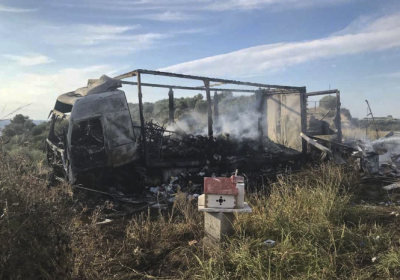 В Греции 11 мигрантов сгорели в фургоне после ДТП с грузовиком
