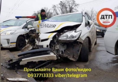 У Києві авто патрульних влетіло у стовб, двоє поліцейських у лікарні