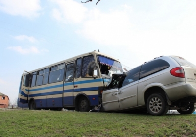 Двоє людей загинуло внаслідок зіткнення автобуса та іномарки на Львівщині, - фото