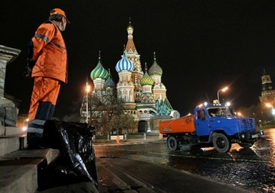 З Москви зникли двірники-таджики: російська столиця завалена сміттям