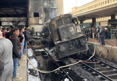 В Египте поезд врезался в платформу, возник пожар: не менее 20 погибших